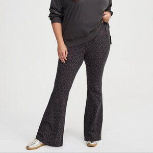 TORRID Size 4 4X signature leopard gray animal print flare leggings 26 / 28